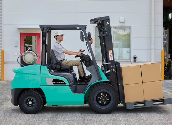 FG15NM outdoors lifting pallets